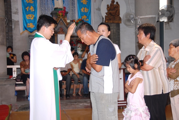 Segnung von Taufbewerbern in der Kathedrale von Shenyang im Nordosten Chinas - viele Chinesen entdecken das Christentum als Religion der Nchstenliebe und der persnlichen Entfaltung