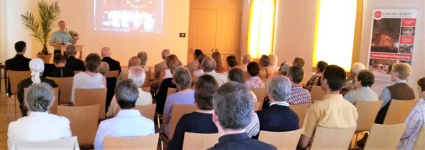 Gut besuchte Premiere: Michael Ragg spricht beim Begegnungstag der Ppstlichen Stiftung KIRCHE IN NOT im Juni 2018 in Bregenz