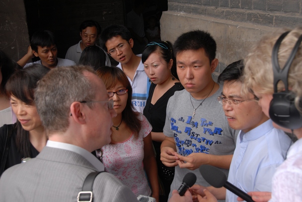 Gesprch mit jungen Besuchern einer englischsprachigen Heiligen Messe in der chinesischen Metropole Shenyang - viele junge, gebildete Chinesen sind fasziniert vom Christentum 