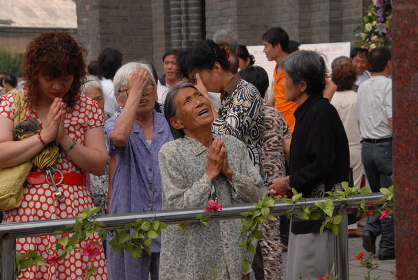 Glubige Katholiken nach dem Ende einer Heiligen Messe in der Nantang-Kathedrale in Peking - Seit 2018 geht die chinesische Regierung so aggressiv gegen alle unabhngigen geistigen Strmungen im Land  vor wie lange nicht. Auch die stark gewachsenen christlichen Kirchen und Gemeinschaften kommen erheblich unter Druck.   